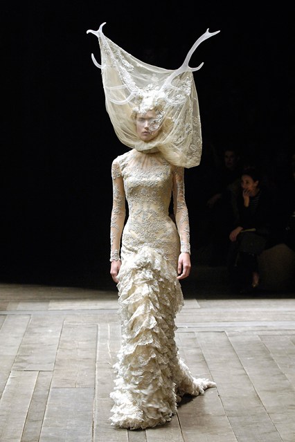 5-Tulle-and-lace-dress-with-veil-and-antlers-Vogue-8Oct14-firstVIEW_b_426x639