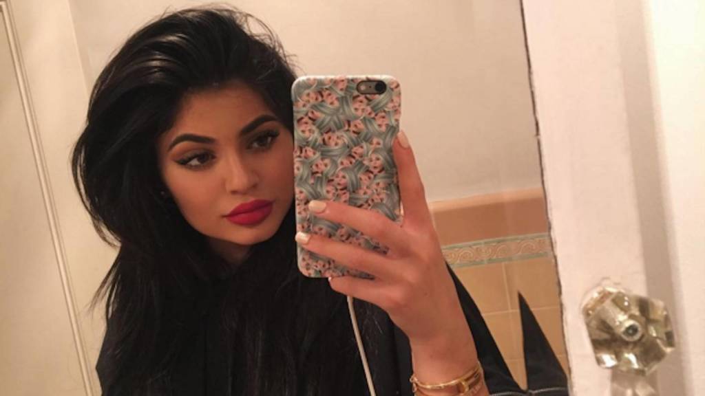 kylie_jenner_makeup_guide_main_Galore_mag