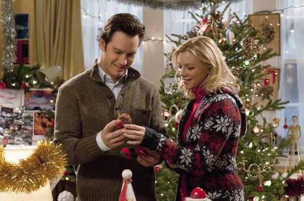12 DATES OF CHRISTMAS - ABC Family delivers the gift of holiday cheer with the world premiere of the original movie, "12 Dates of Christmas," starring Amy Smart ("Just Friends," "The Butterfly Effect") and Mark-Paul Gosselaar ("Franklin & Bash," "NYPD Blue"). The romantic comedy follows a young woman who re-lives the same first date on Christmas Eve over and over again. Will she be able to put her past behind and finally get the romantic Christmas she longs for or will she ruin her chances of love for good? "12 Dates of Christmas" is set to make its world premiere on Sunday, December 11 (8:00-10:00 PM ET/PT), during ABC Family's 12th annual "25 Days of Christmas" programming event, which will feature over 200 hours of holiday-themed entertainment for the whole family from December 1- 25. (ABC FAMILY/CHRISTOS KALOHORIDIS) MARK-PAUL GOSSELAAR, AMY SMART