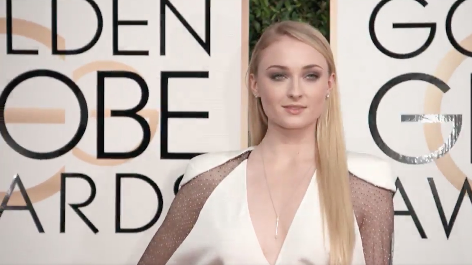 Sophie Turner's Louis Vuitton Dress at the 2017 Golden Globes Is Everything