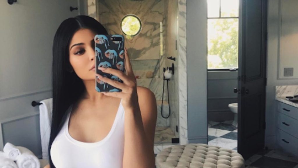 kylie_chill_selfie_galore_mag