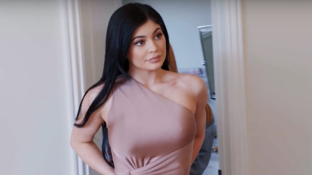 kylie_jenner_prom_side_eye_galore_mag