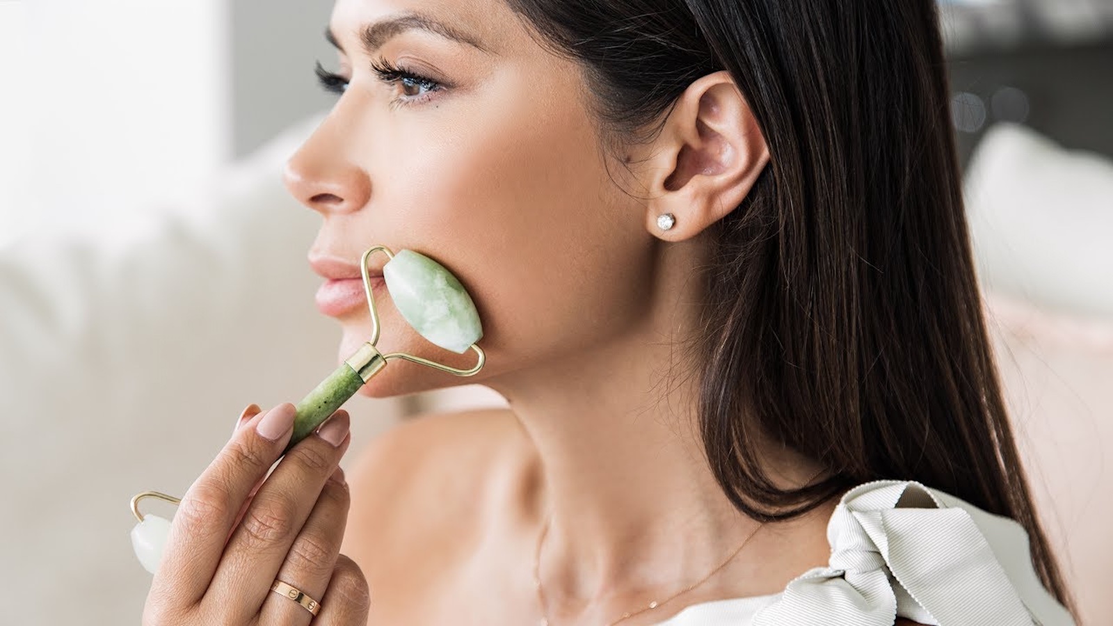 Jade rollers are the new cure-all for de-puffing your face ...