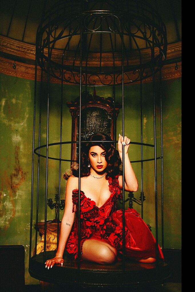 Lauren Jauregui sensualizando na capa da revista Gallore; cantora dá detalhes sobre sua infância