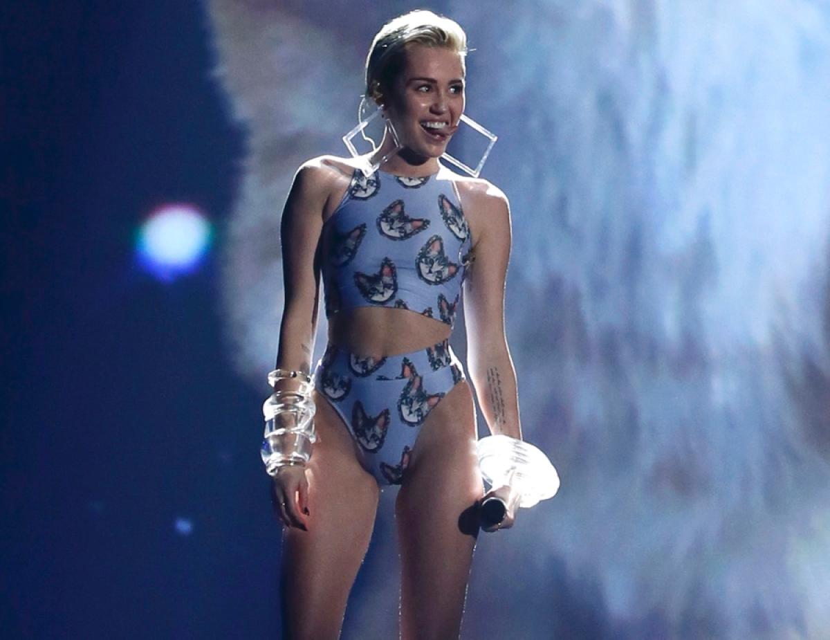 miley_cyrus_leotard_galore_mag miley_cyrus_leotard_galore_mag